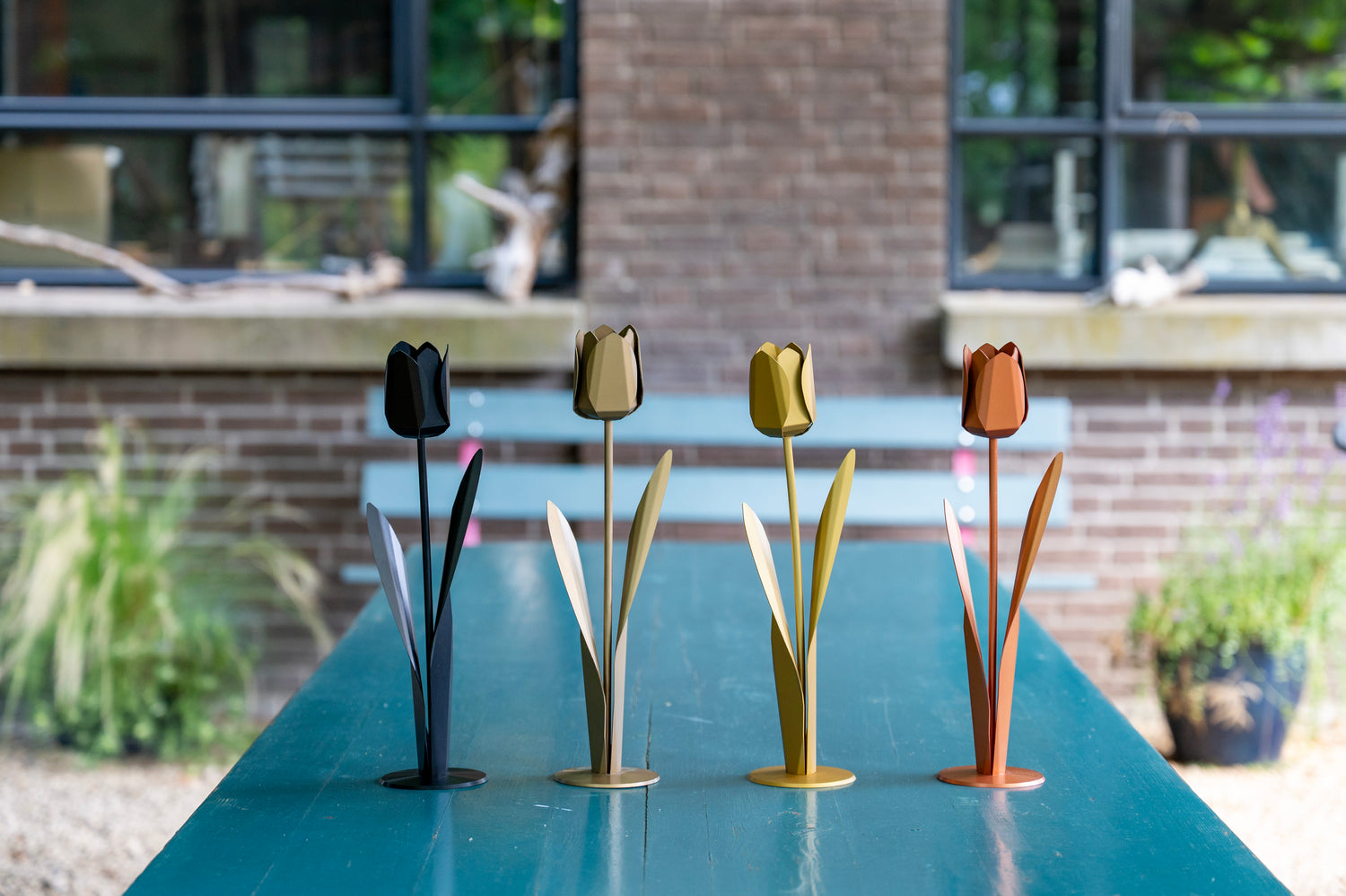 ier metalen tulpen in zwart, brons, goud en koper als persoonlijk cadeau