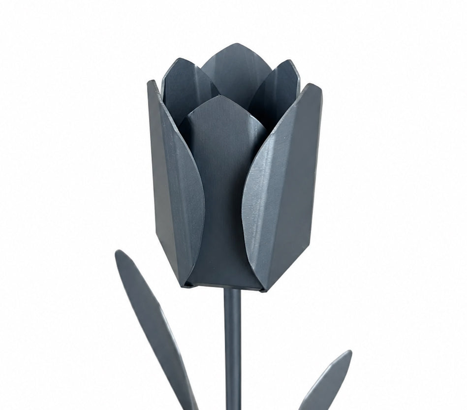 Close-up van een grafietkleurige metalen tulp als stijlvol, persoonlijk en blijvend cadeau