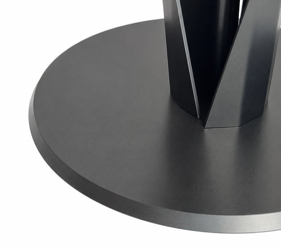 Close-up van een zwartkleurige metalen tulp voet als stijlvol, persoonlijk en blijvend cadeau