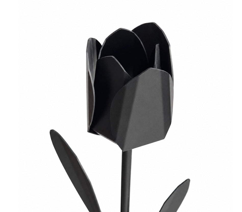 Close-up van een zwartkleurige metalen tulp als stijlvol, persoonlijk en blijvend cadeau