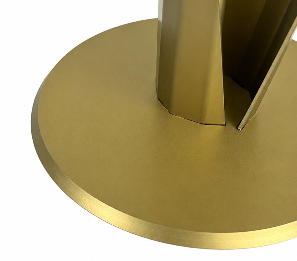 Close-up van een bronskleurige metalen tulp voet als stijlvol, persoonlijk en blijvend cadeau
