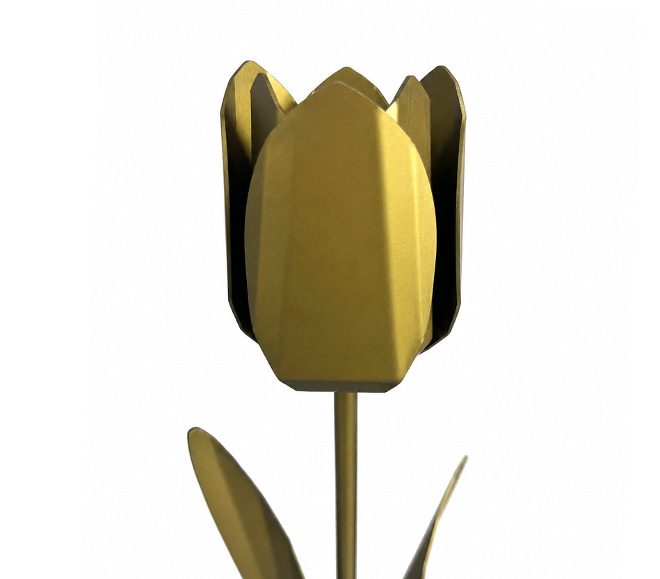 Close-up van een bronskleurige metalen tulp als stijlvol, persoonlijk en blijvend cadeau