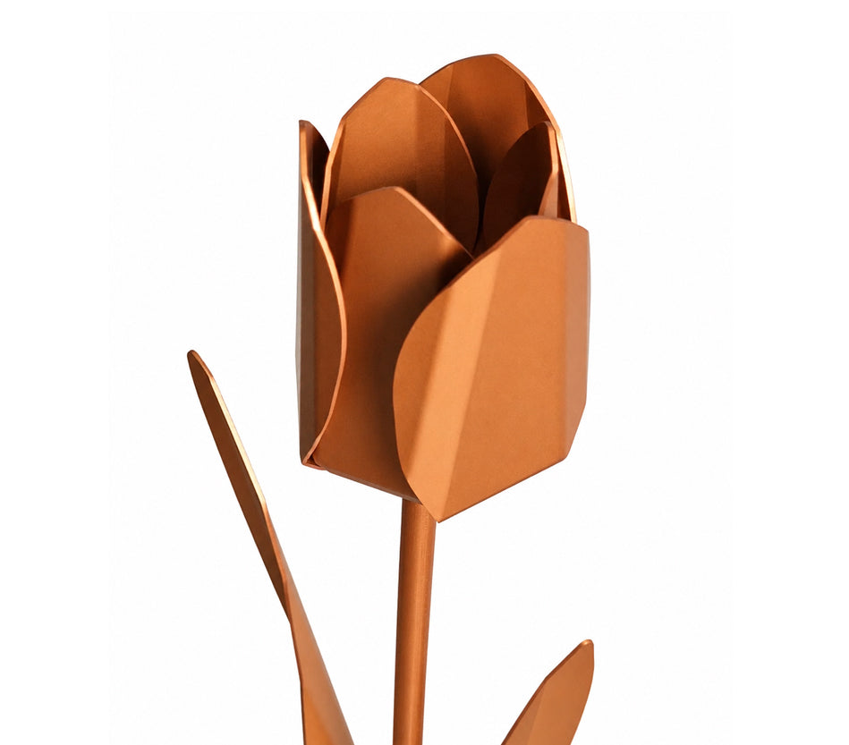 Close-up van een koperkleurige metalen tulp als stijlvol, persoonlijk en blijvend cadeau