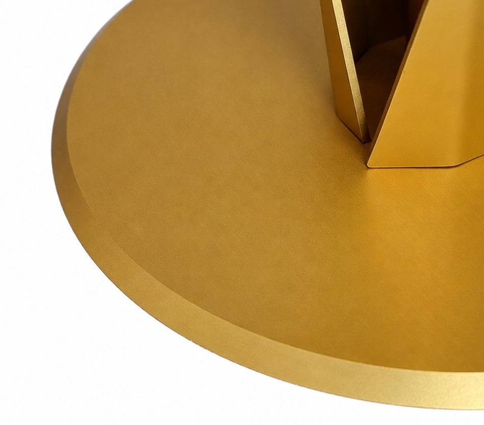 Close-up van een goudkleurige metalen tulp voet als stijlvol, persoonlijk en blijvend cadeau