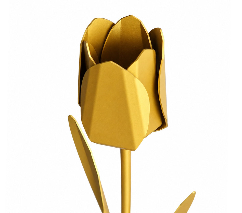 Close-up van een goudkleurige metalen tulp als stijlvol, persoonlijk en blijvend cadeau